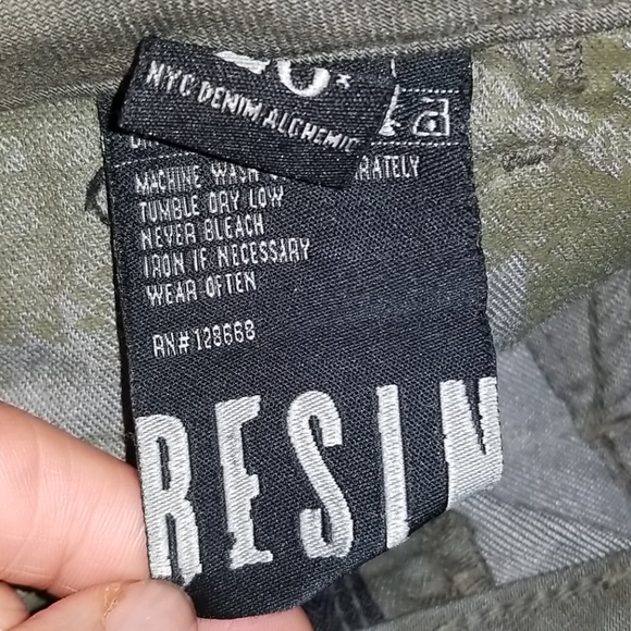 🤞 RESIN 26 🍀 Olive Green Sniper Camo denim shorts 💚 🆓️FREE W/ANY$30BUNDLE❣️ - Picture 8 of 9